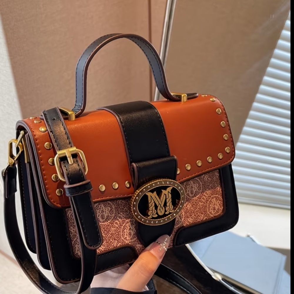 A Stylish Handbag Featuring a New Retro Floral Design with Contrasting Elements,
